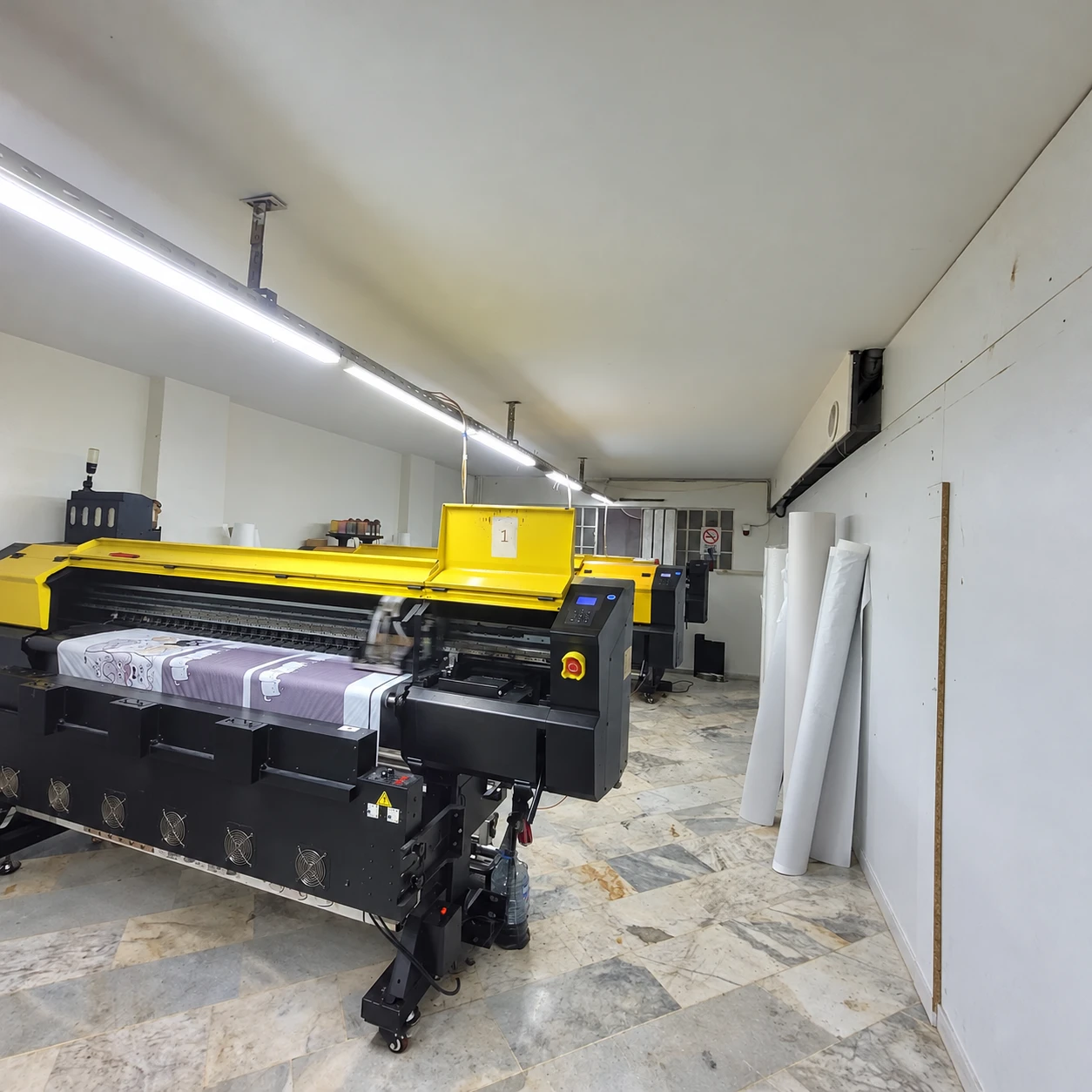 Atölyede desen basan dijital sublimasyon yazıcılar